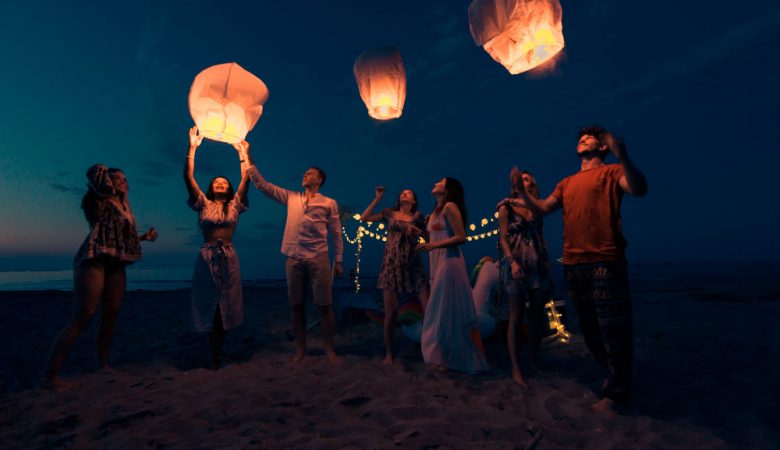 Personas en la playa celebrando fin de año