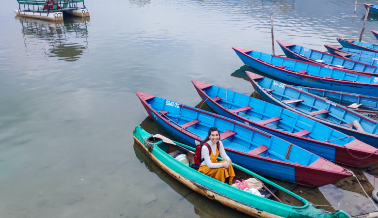 persona en bote, destinoriente, nepal